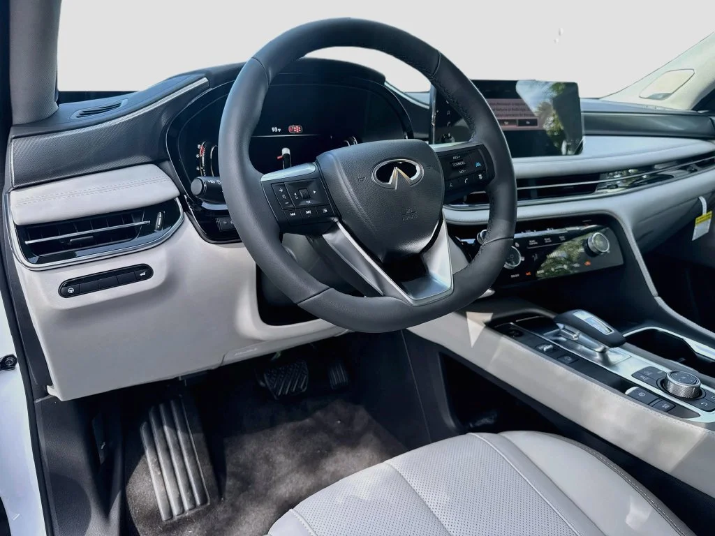 New 2027 RADIANT WHITE INFINITI Luxe FWD image 9