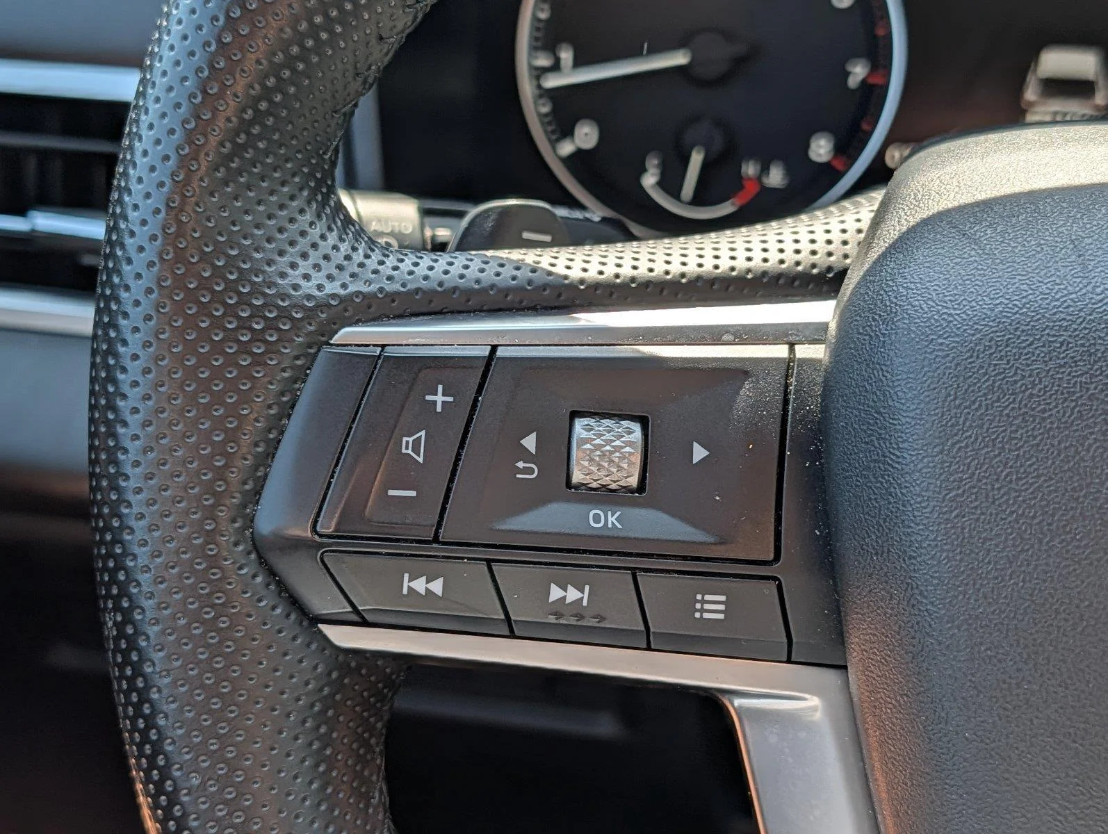 Used 2025 Cosmic Blue Metallic Mitsubishi SE image 23
