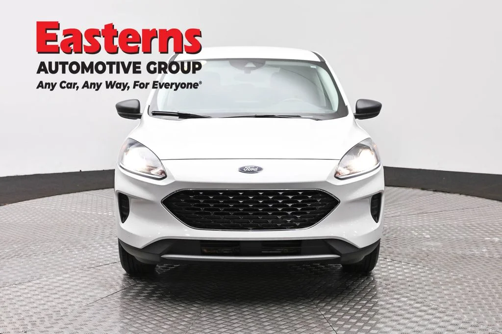 Used 2022 White Ford SE image 2