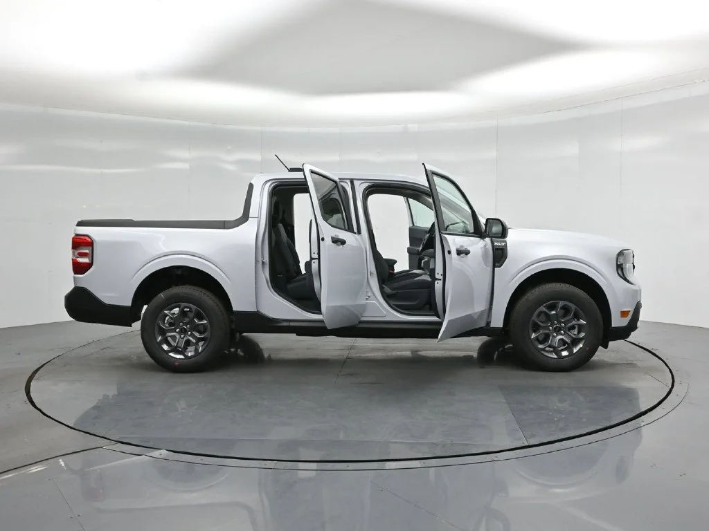 New 2026 Space White Metallic Ford XLT image 4