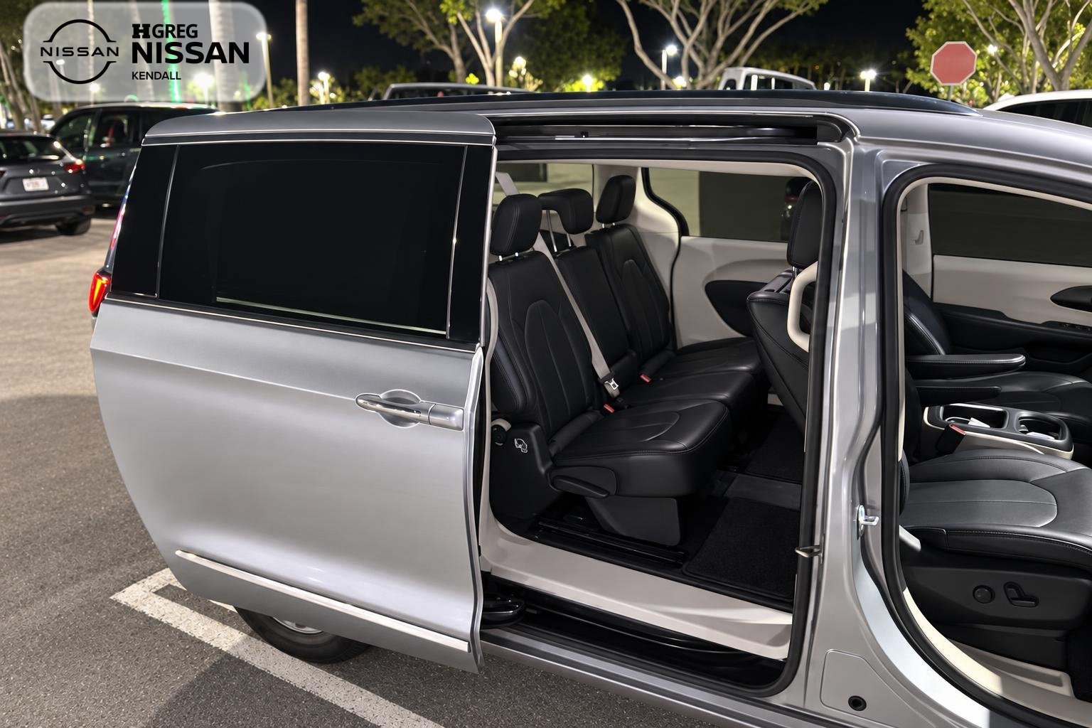 Used 2019 Silver Chrysler Touring L Plus image 7