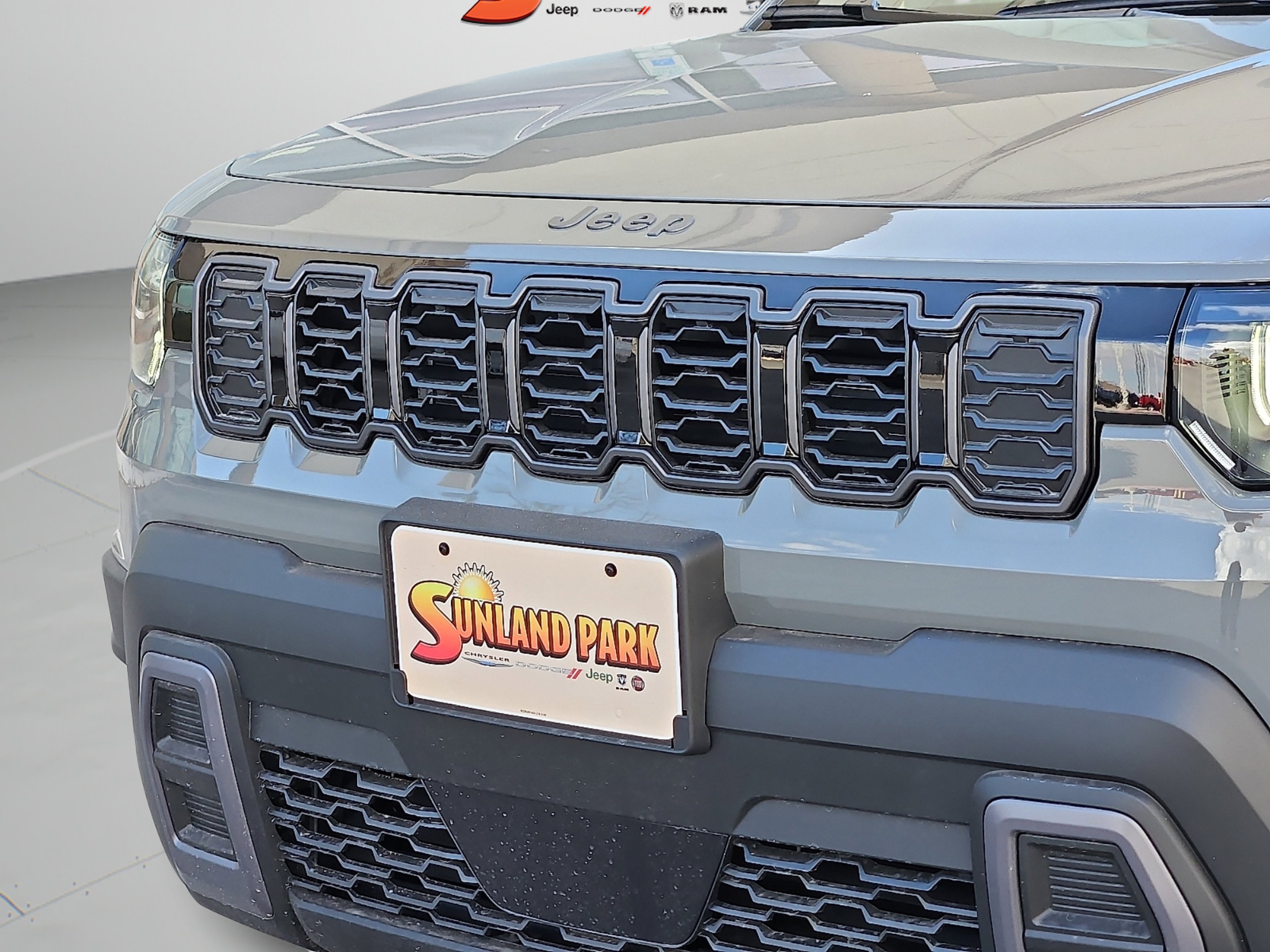 New 2026 Sting-Gray Clear-Coat Exterior Paint Jeep Laredo image 7
