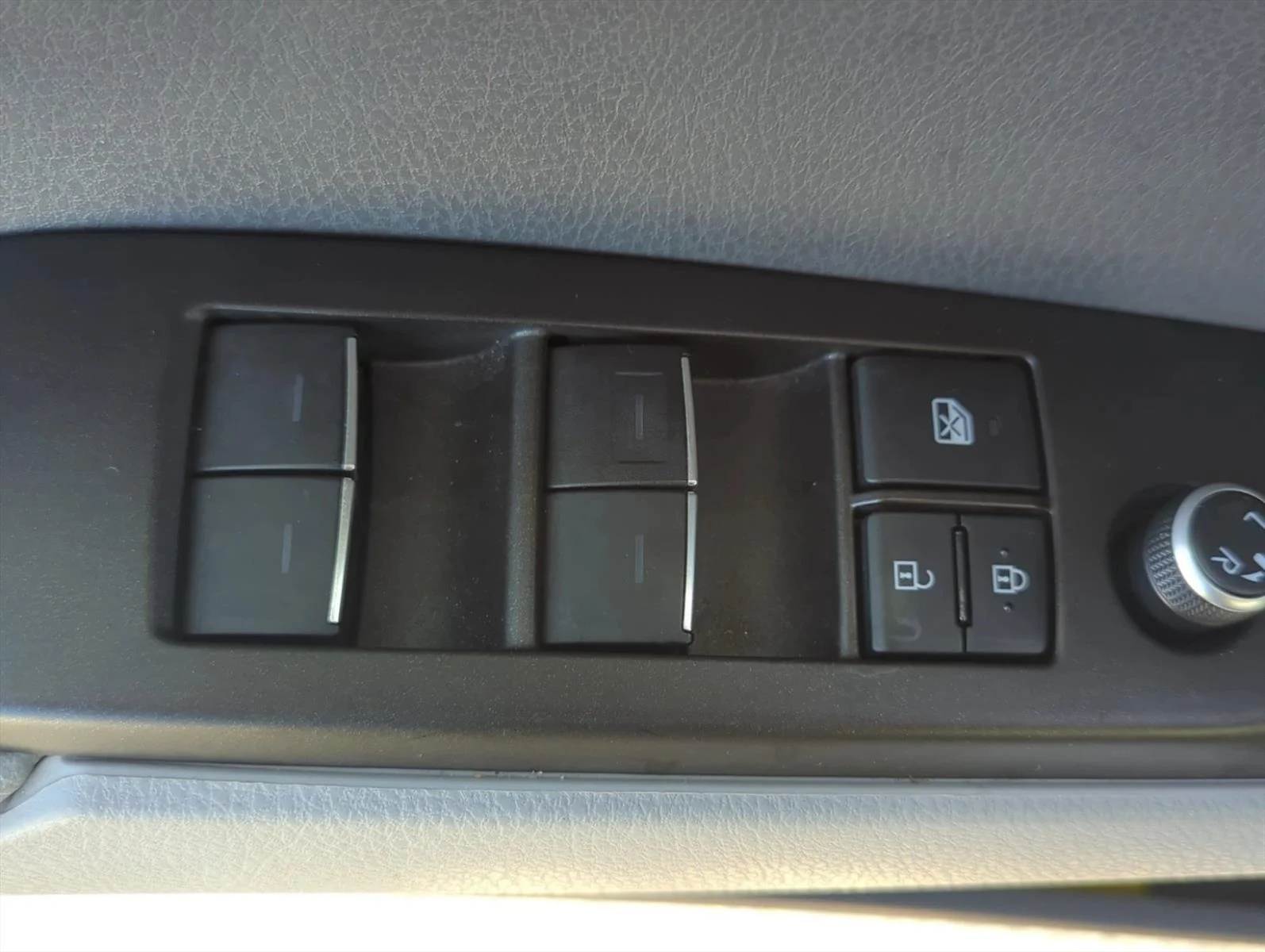 Used 2021 Wind Chill Pearl Toyota XSE image 8