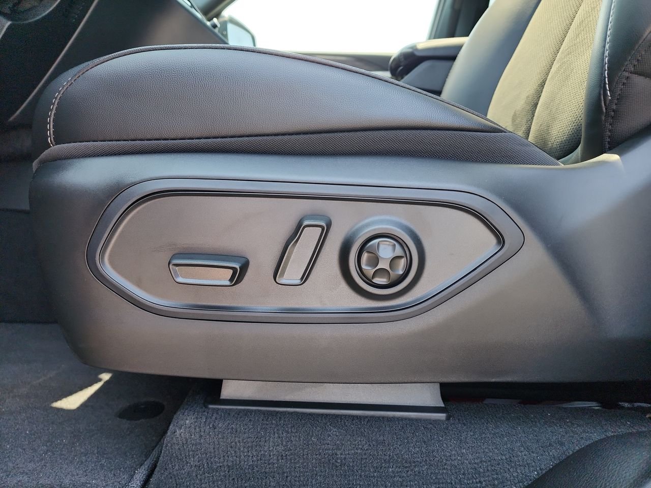 New 2026 Baltic Gray Metallic Clear-Coat Exterior Paint Jeep Altitude image 12