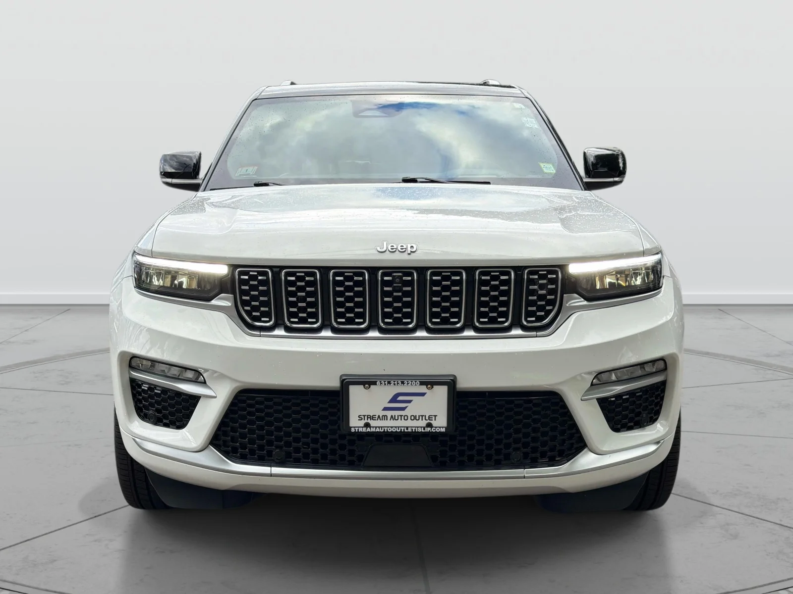 Used 2023 White Jeep Summit Reserve image 2