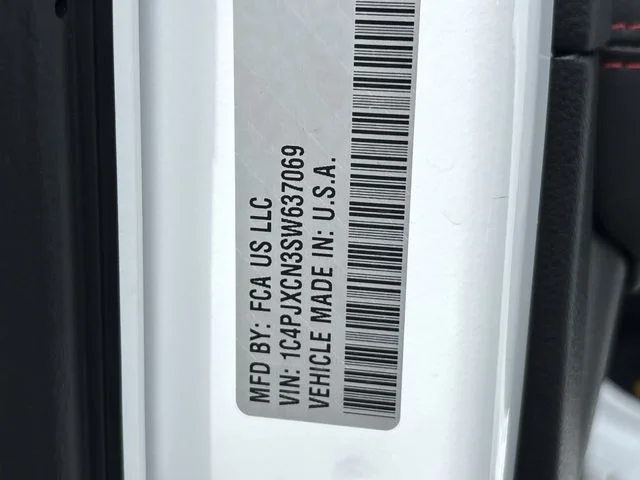 New 2025 Bright White Clear-Coat Exterior Paint Jeep Rubicon X image 26
