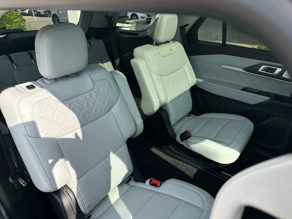 New 2026 Star White Met Tri-Coat Ford Platinum image 3