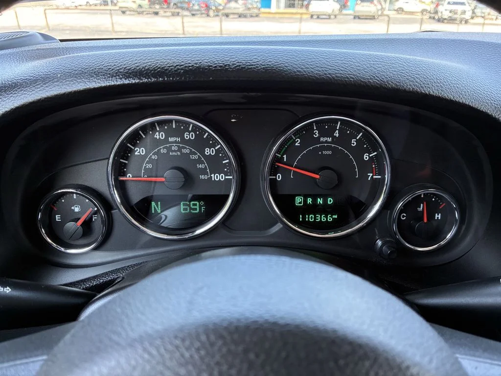 Used 2015 Silver Jeep Unlimited Sport image 25