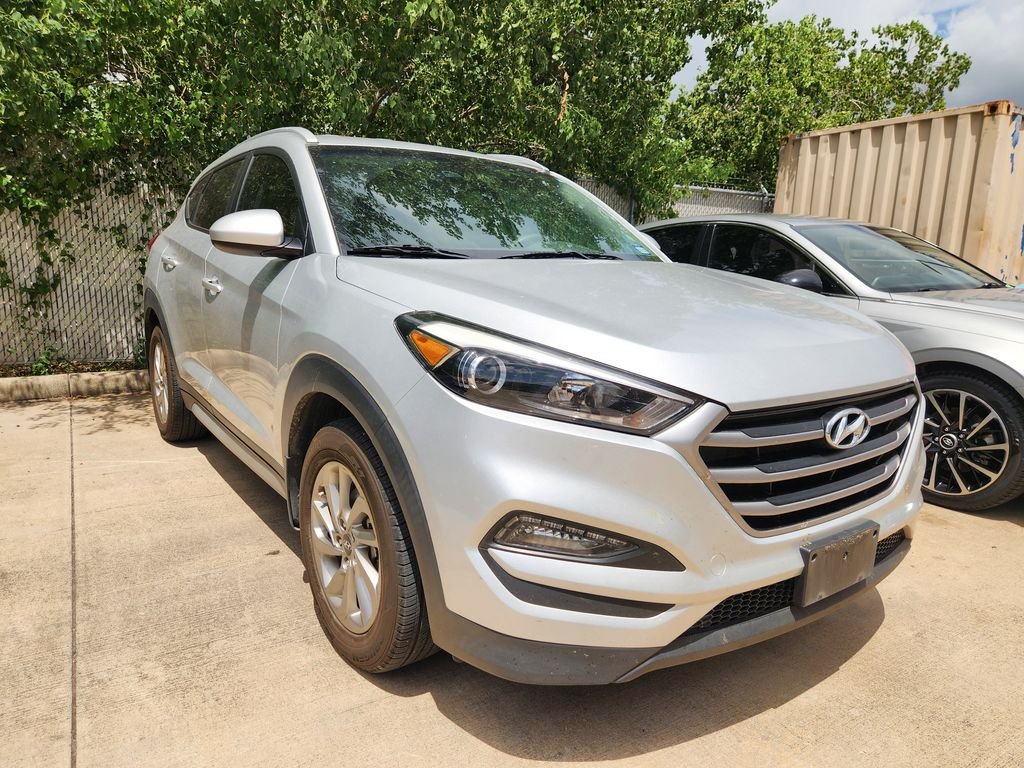 Used 2017 Molten Silver Hyundai SE image 3
