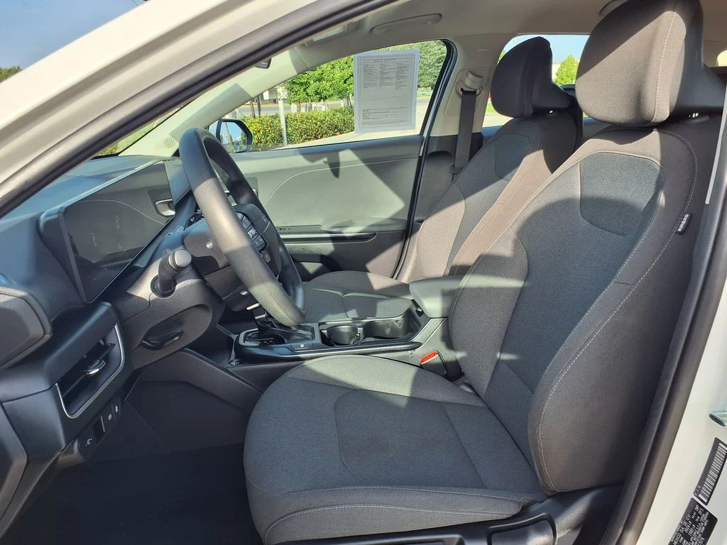 Used 2025 White Kia LXS image 24