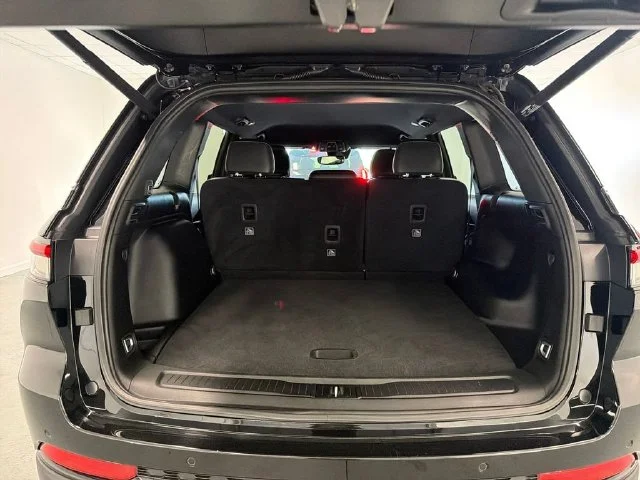 Used 2023 Black Jeep Altitude image 9