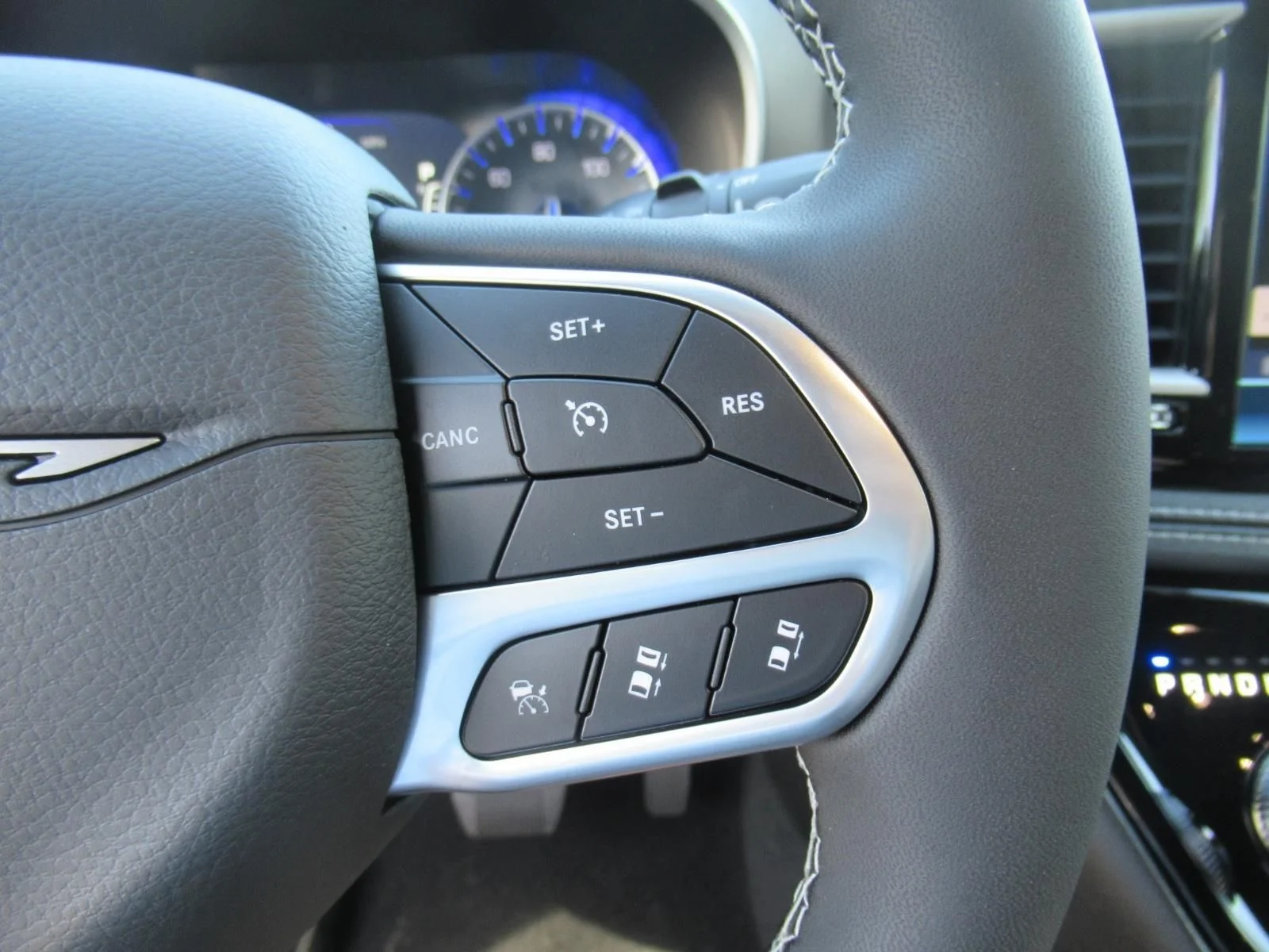 New 2027 Diamond Black Crystal Pearl-Coat Exterior Paint Chrysler Select image 22