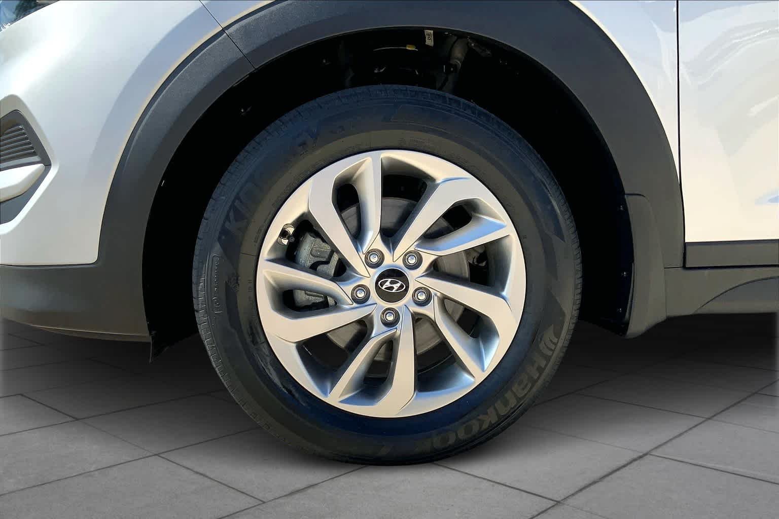 Used 2018 Molten Silver Hyundai SE image 10