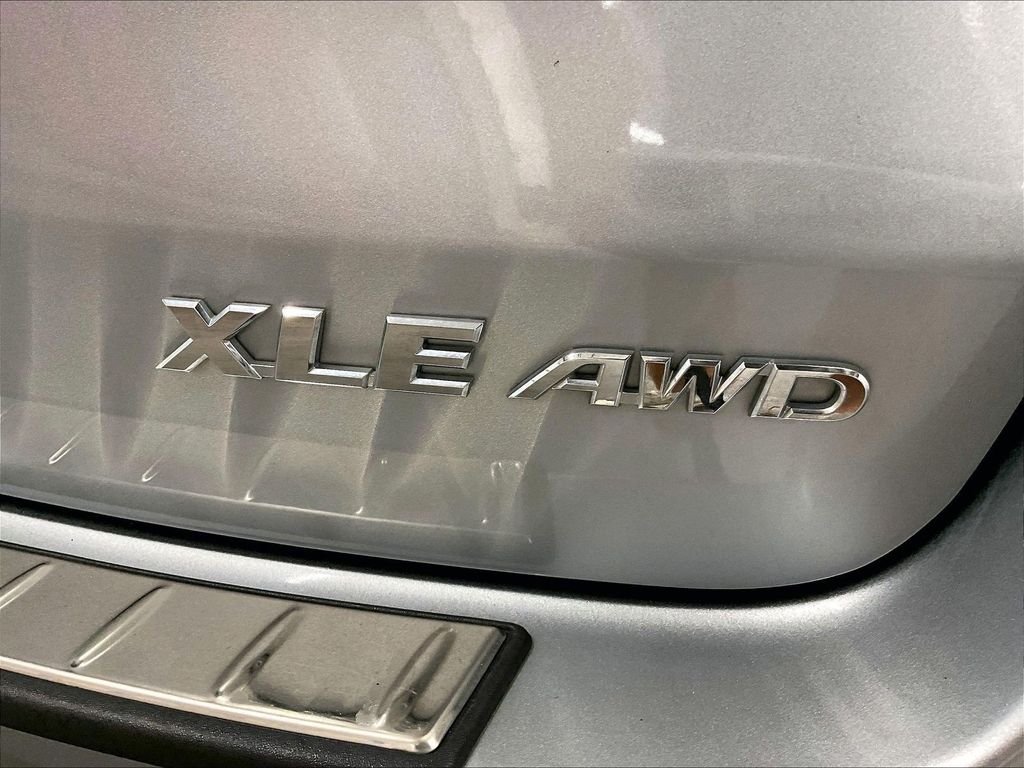 Used 2018 Silver Toyota XLE image 11