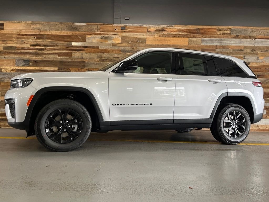 New 2026 Silver Zynith Exterior Paint Jeep Laredo Altitude image 48