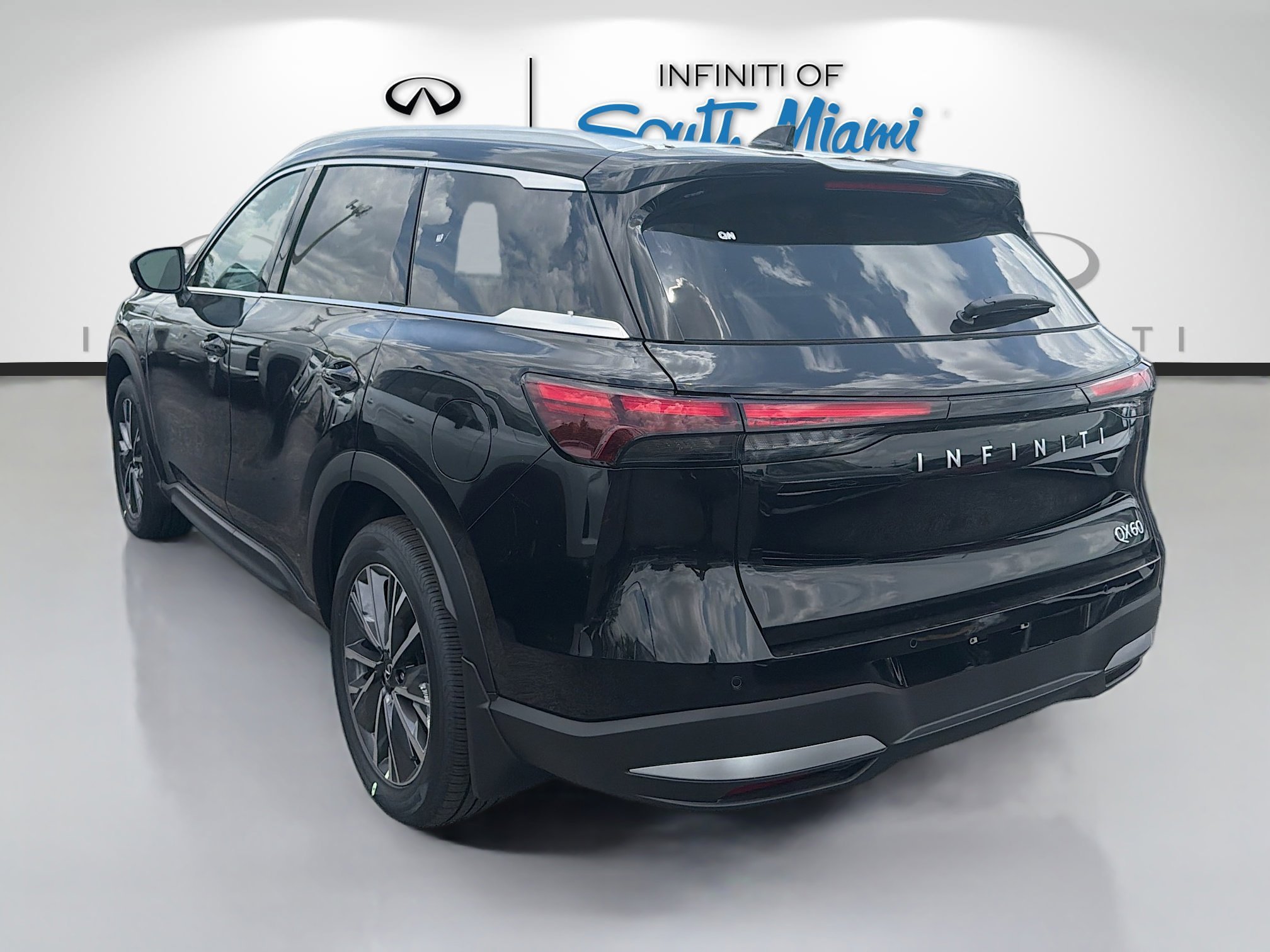 New 2027 MINERAL BLACK INFINITI Luxe FWD image 4