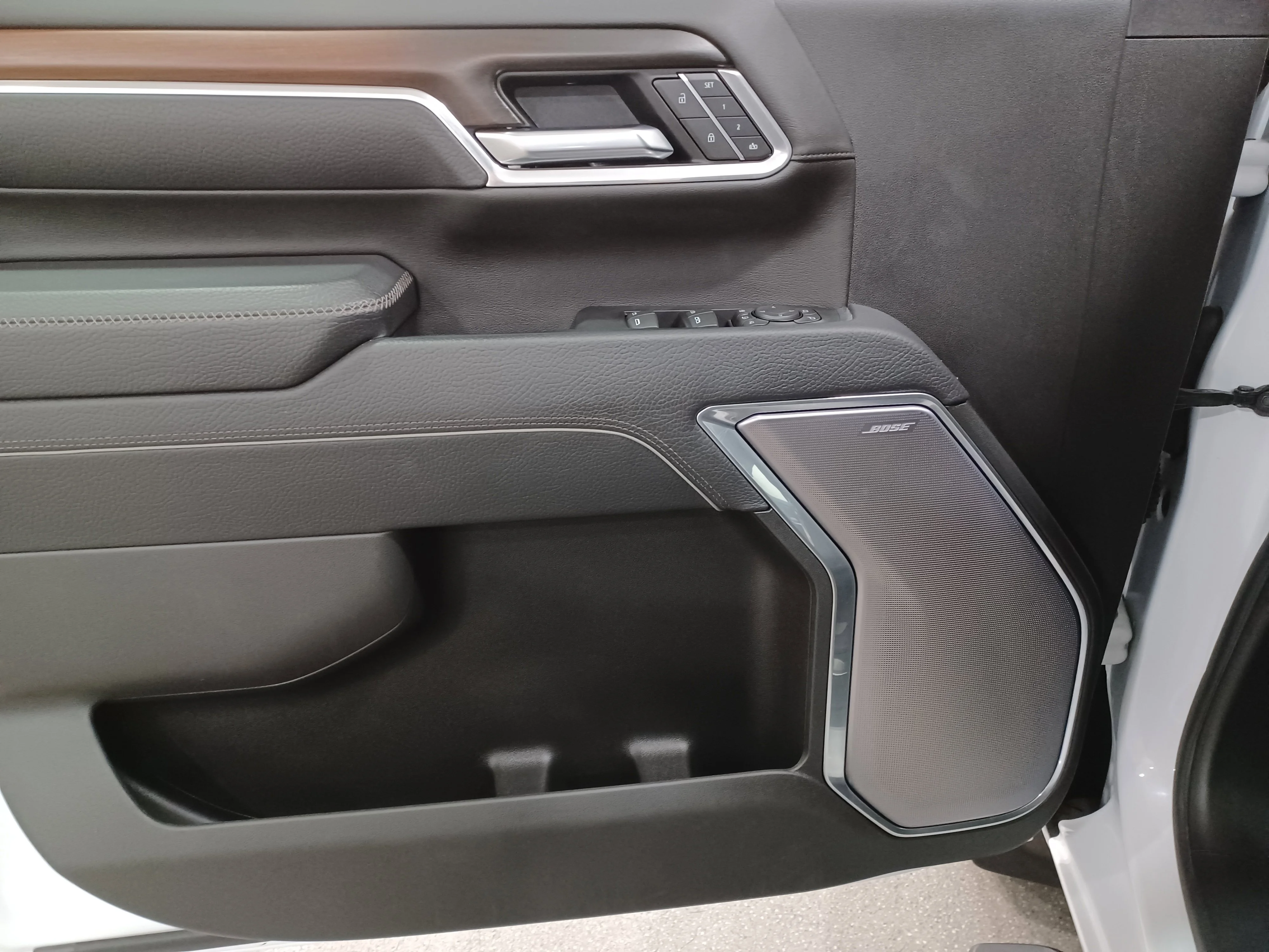 Certified Used 2025 White Frost Tricoat GMC Denali 4WD*No Lux Tax | 6.6L Duramax Diesel | Adapt Cruise | Remote Start | Cooled Leather | Tow Pkg image 8