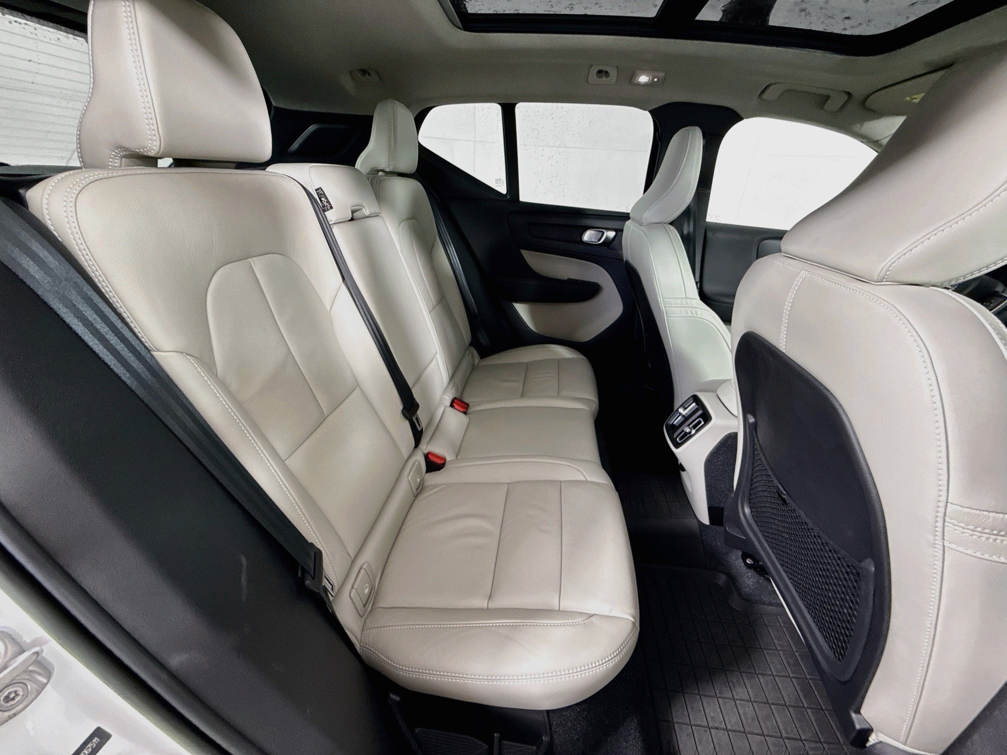 Used 2023 Crystal White Metallic Volvo Plus Bright Theme image 28