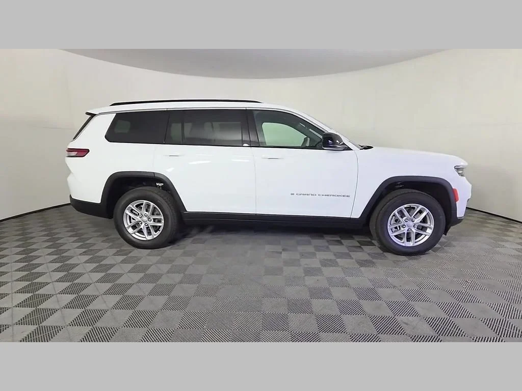 New 2026 Bright White Clear-Coat Exterior Paint Jeep Laredo X image 22