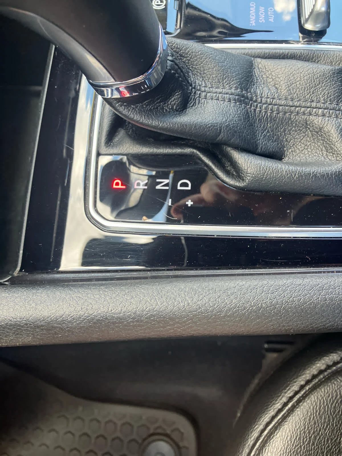 Used 2025 Diamond Black Crystal Pearlcoat Jeep Latitude image 28
