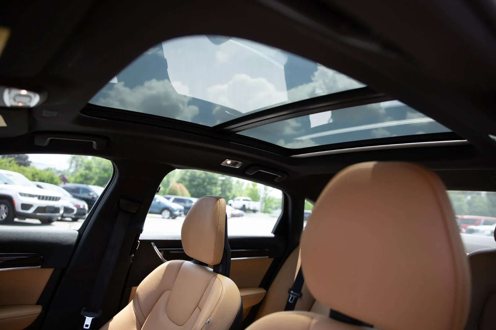 Used 2018  VOLVO  image 18