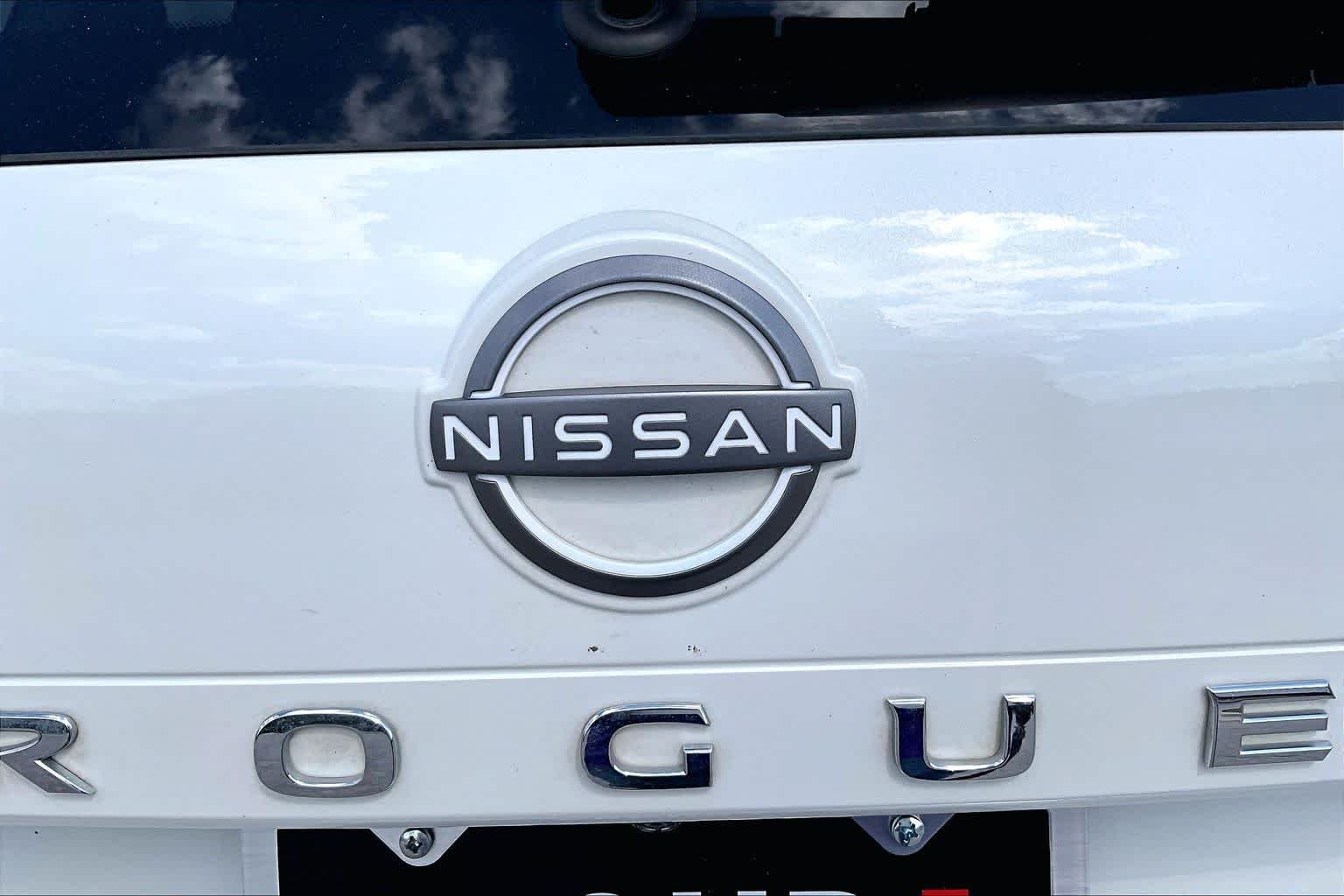 Used 2022 Pearl White Tricoat Nissan SV image 31