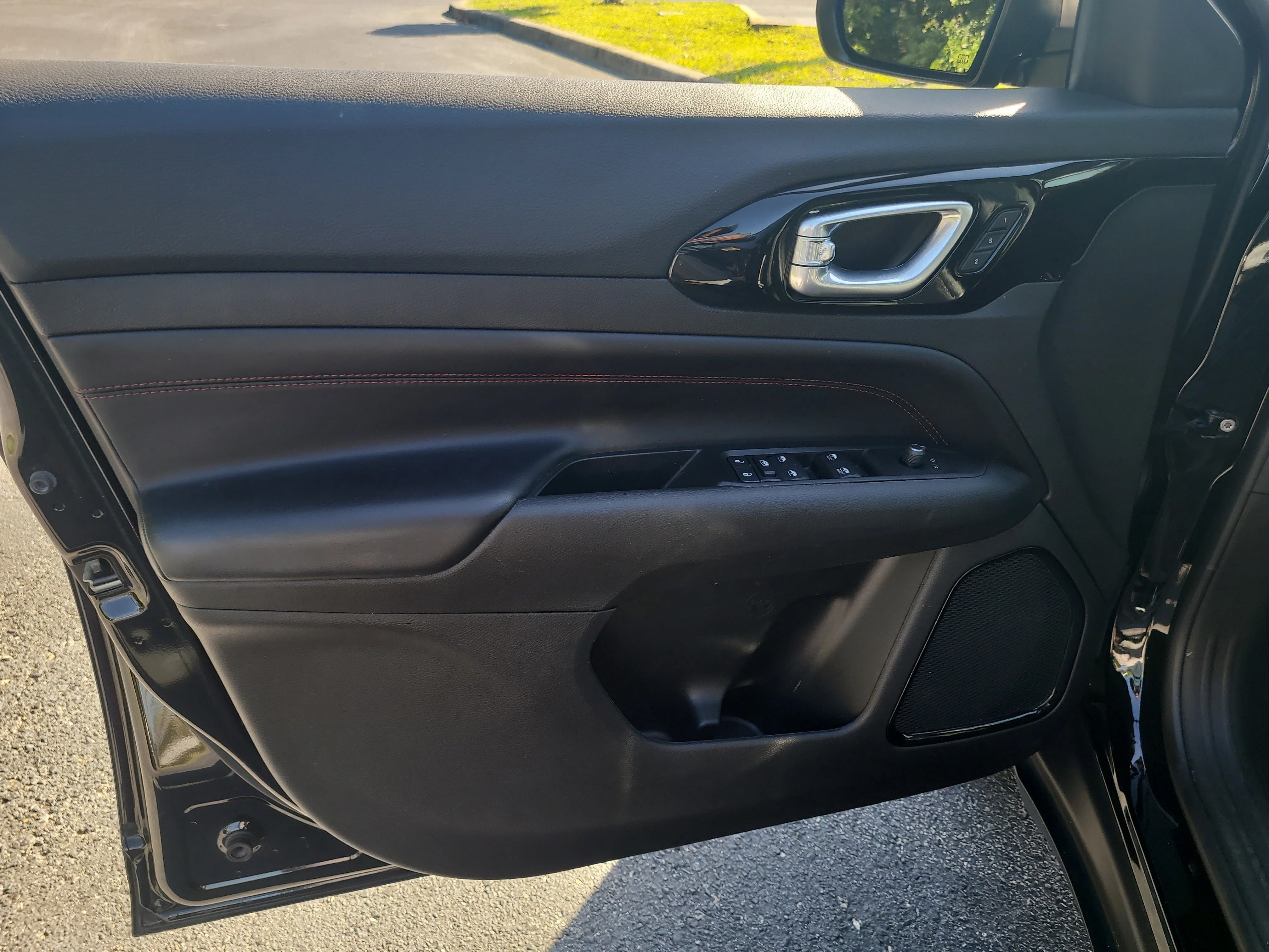 Used 2022 Diamond Black Crystal Pearlcoat Jeep Trailhawk image 17
