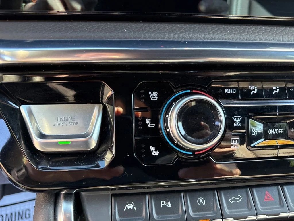 Used 2023 White GMC Denali image 36
