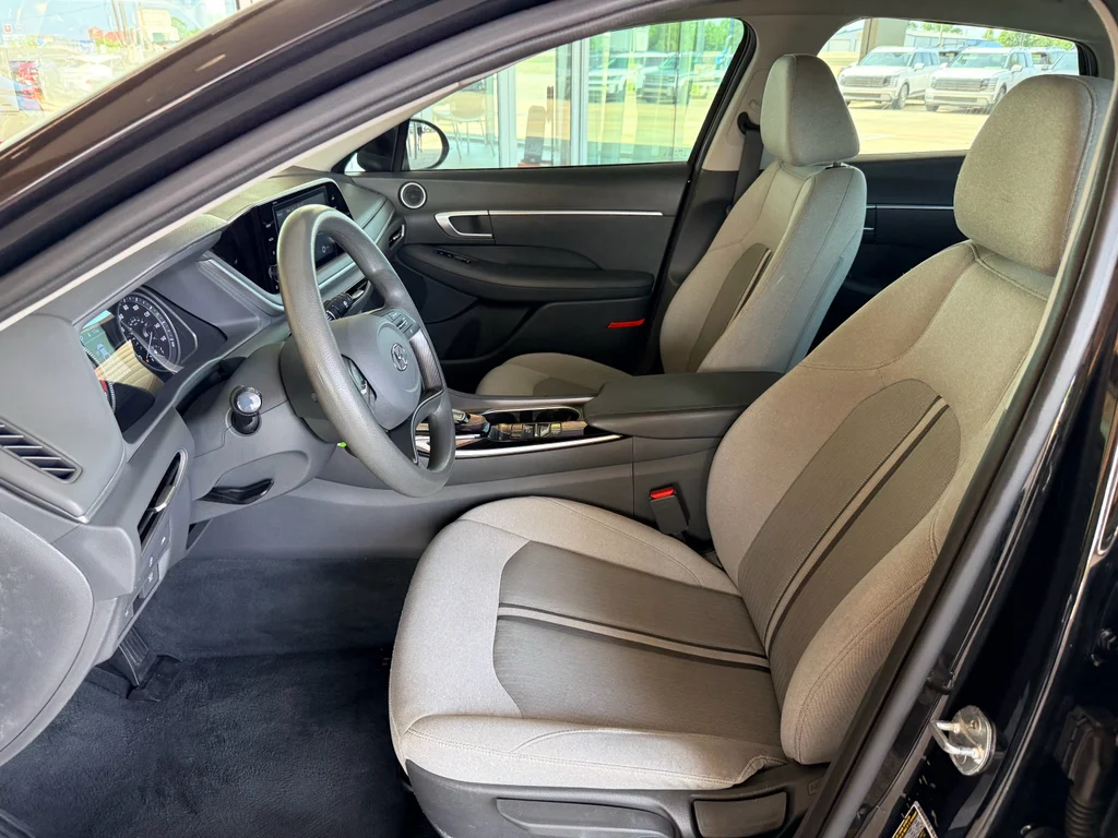 Used 2022 Phantom Black Hyundai SE image 11
