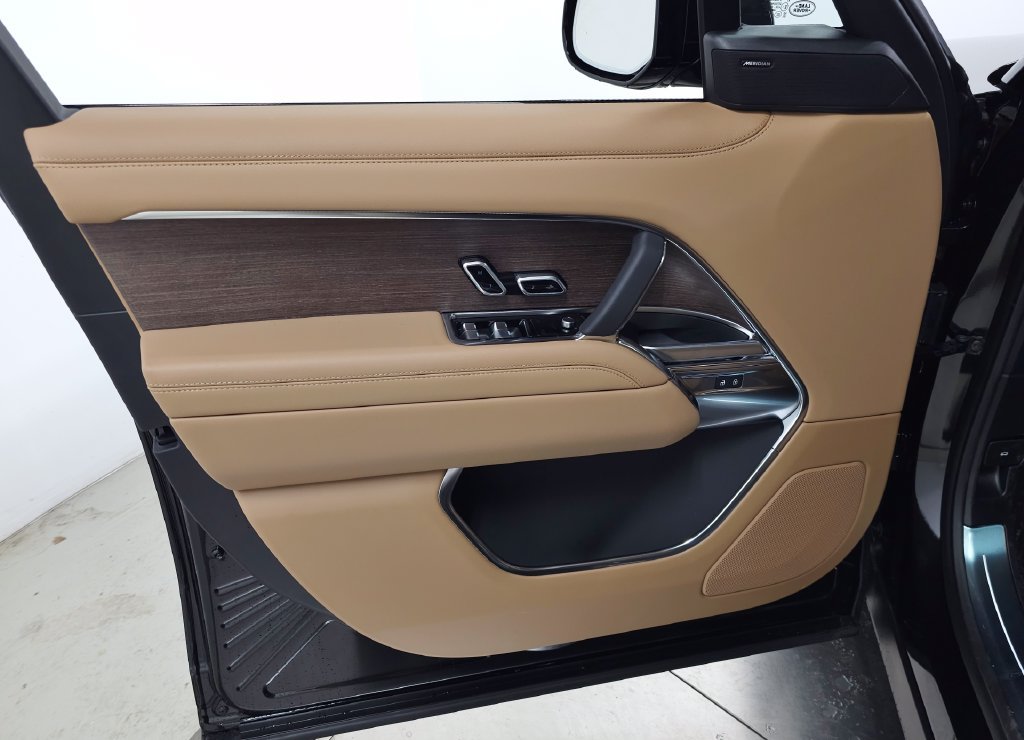 New 2026 Santorini Black Land Rover SE image 12