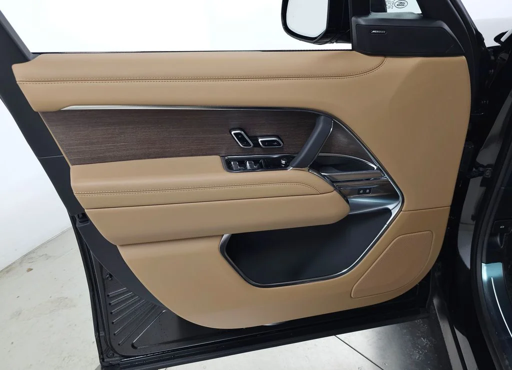 New 2026 Santorini Black Land Rover SE image 13