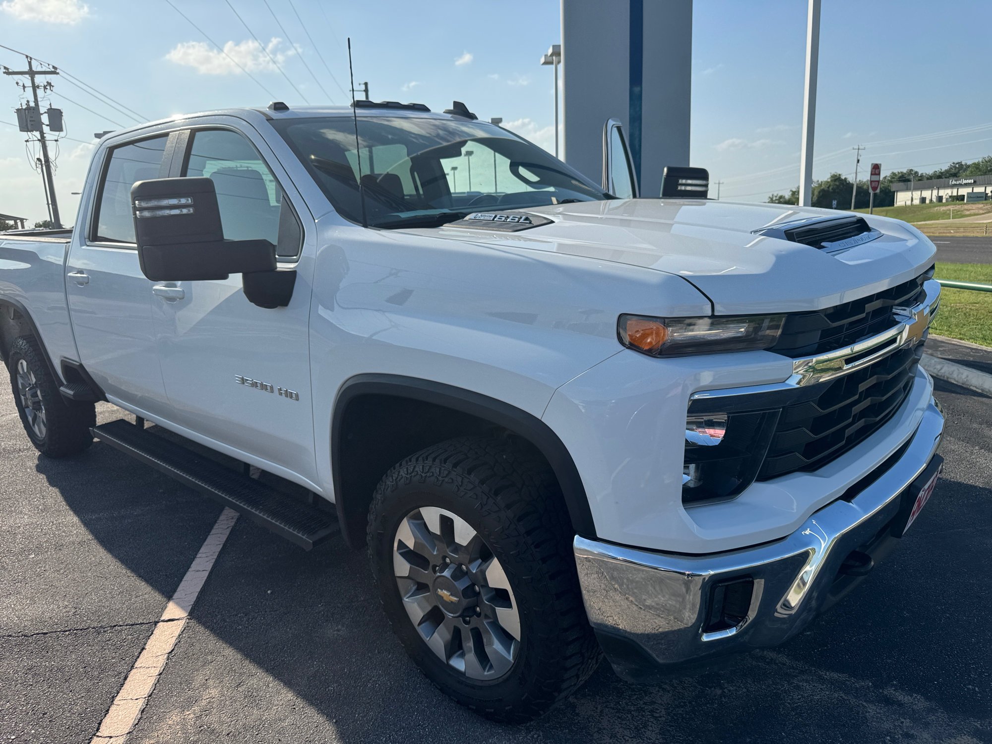Used 2024 Summit White Chevrolet LT image 4