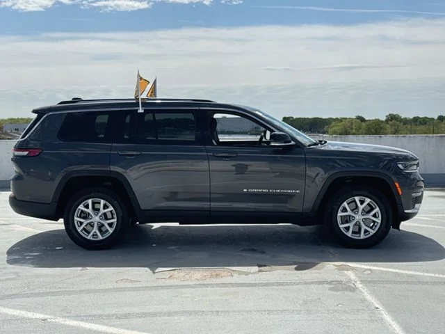 Used 2024 Gray Jeep Limited image 9