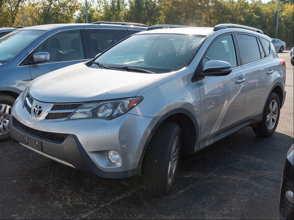 Used 2015 Classic Silver Metallic Toyota XLE image 3