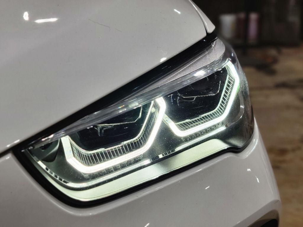 Used 2022 White BMW xDrive28i image 10