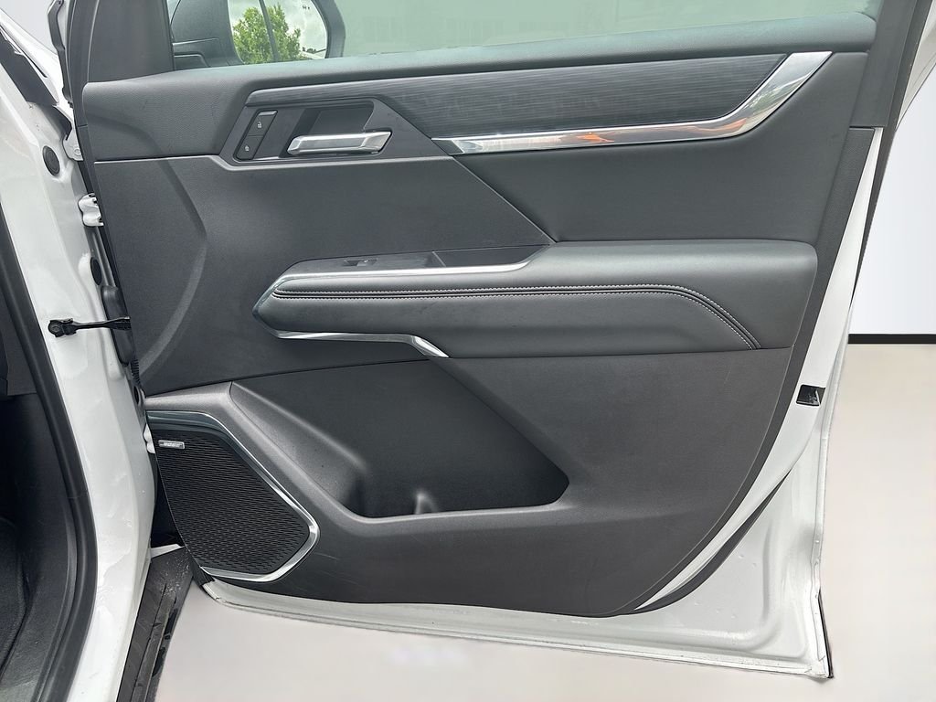 Used 2025 Summit White GMC Elevation image 26