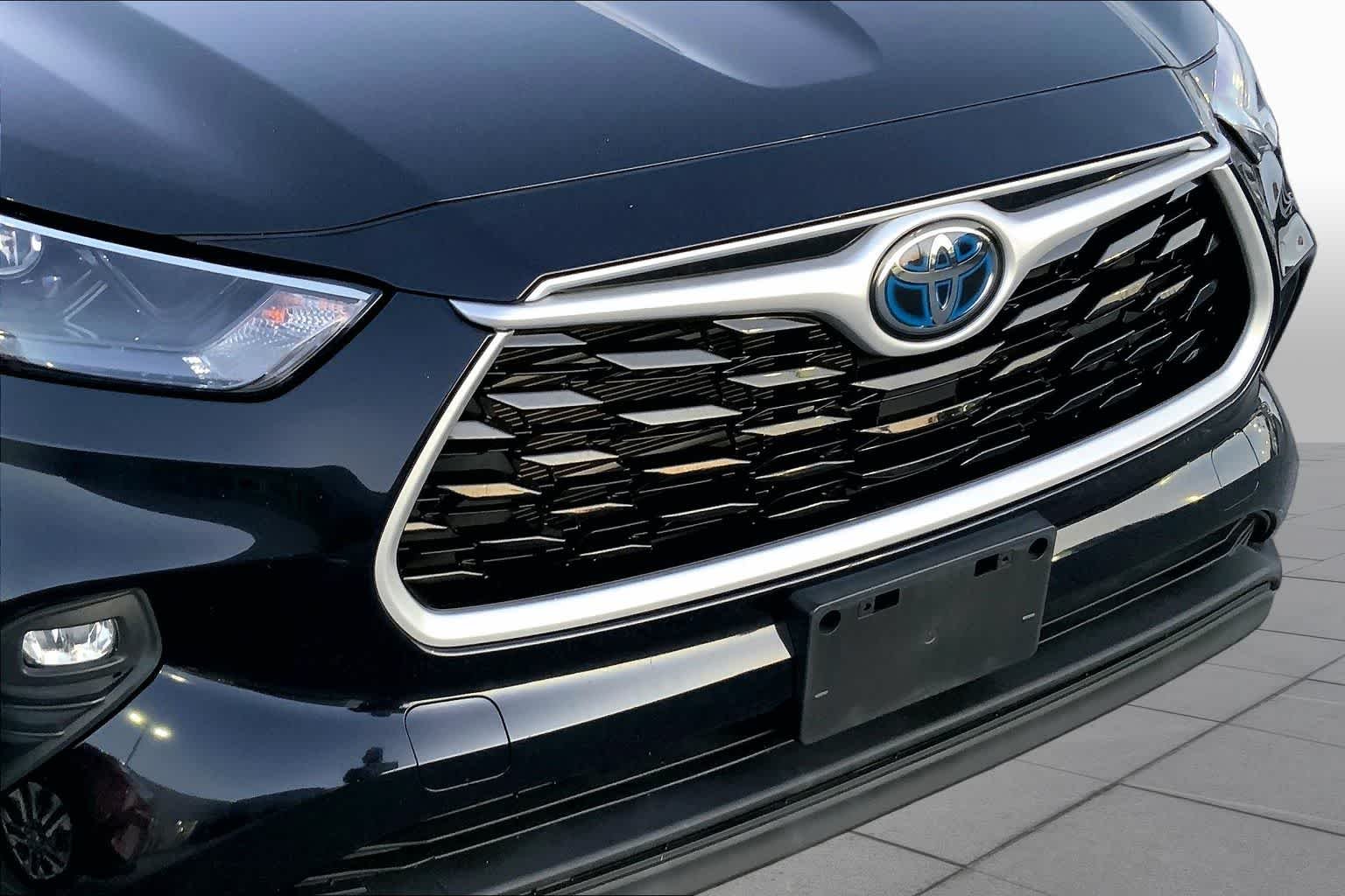 Used 2022 Midnight Black Metallic Toyota Hybrid XLE image 29
