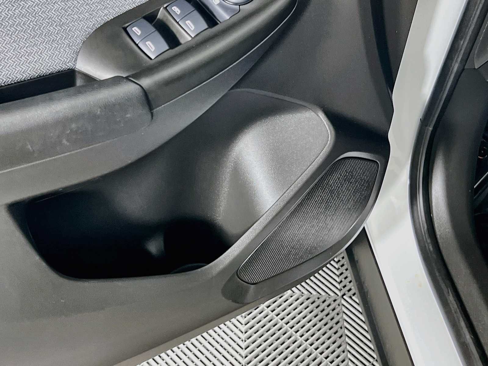 Used 2025 Summit White Chevrolet LT image 18