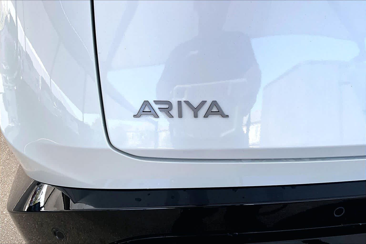 Used 2023 Everest White Pearl Tricoat/Black Diamond Pearl Nissan ENGAGE image 9
