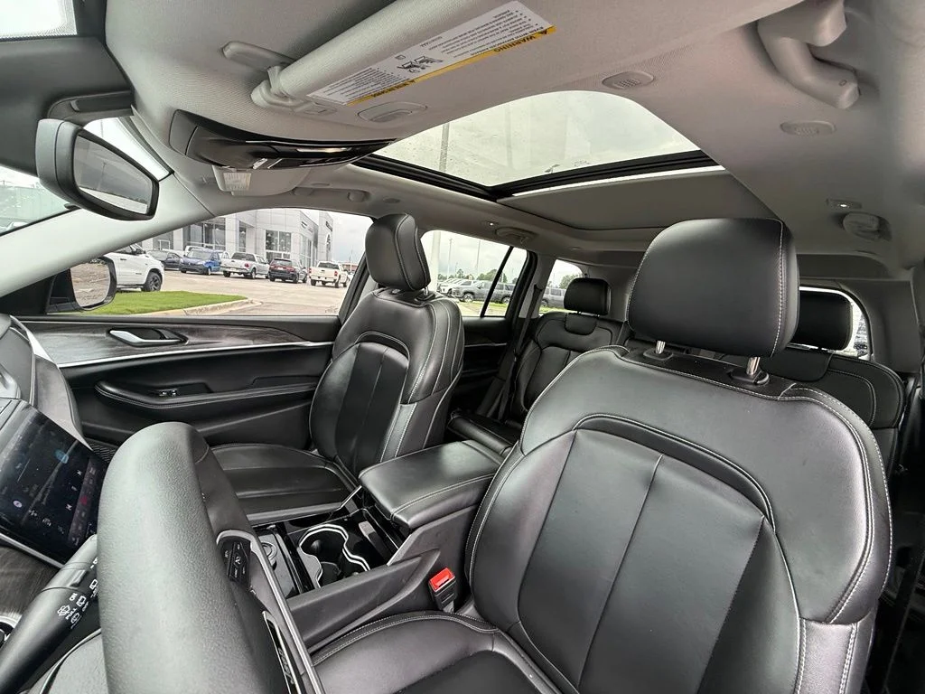 Used 2023 White Jeep Limited image 16