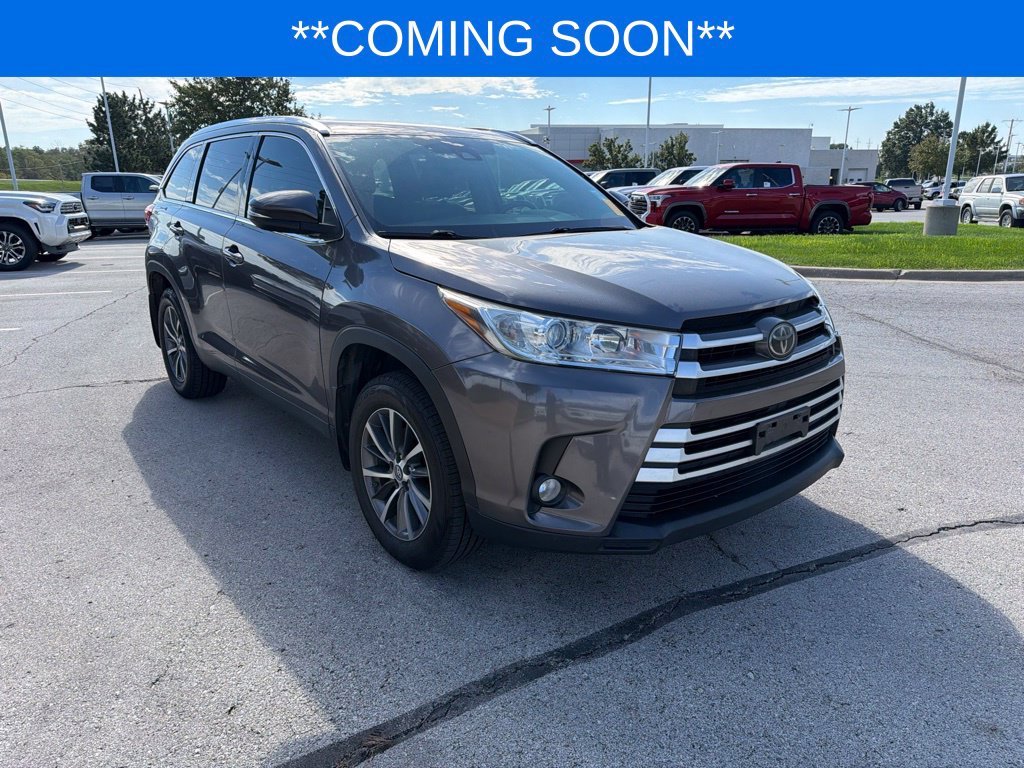 Used 2019 Gray Toyota XLE image 3