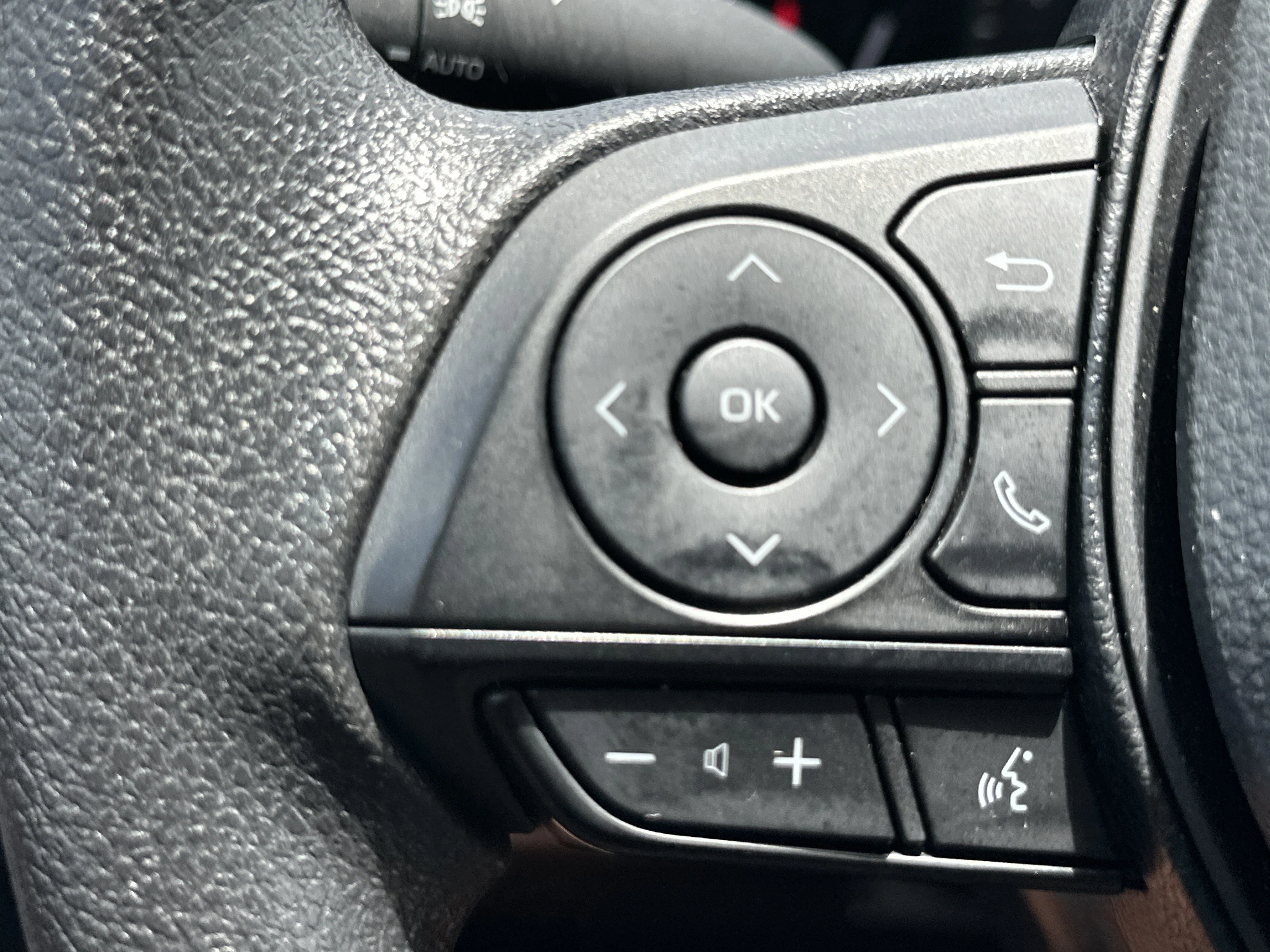 Used 2025 Ice Cap Toyota XLE image 25