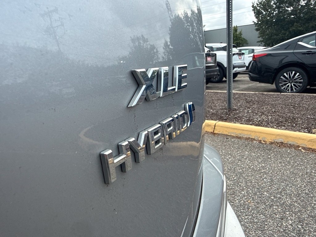 Used 2017 Silver Toyota XLE image 17