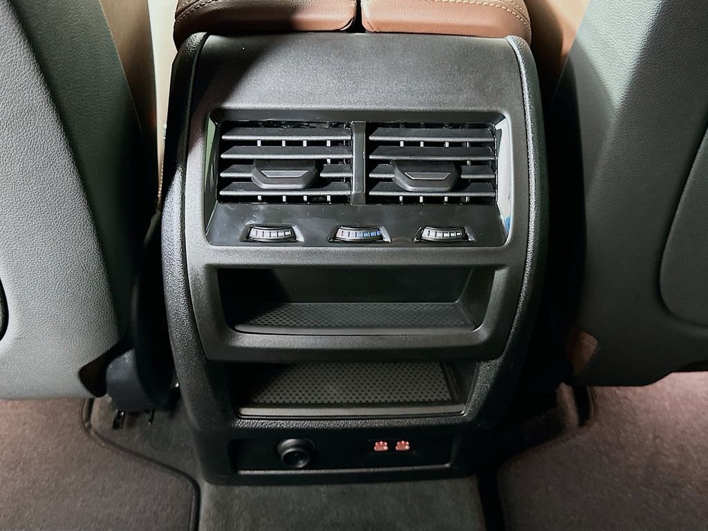 Used 2026 Skyscraper Grey Metallic BMW xDrive40i image 18