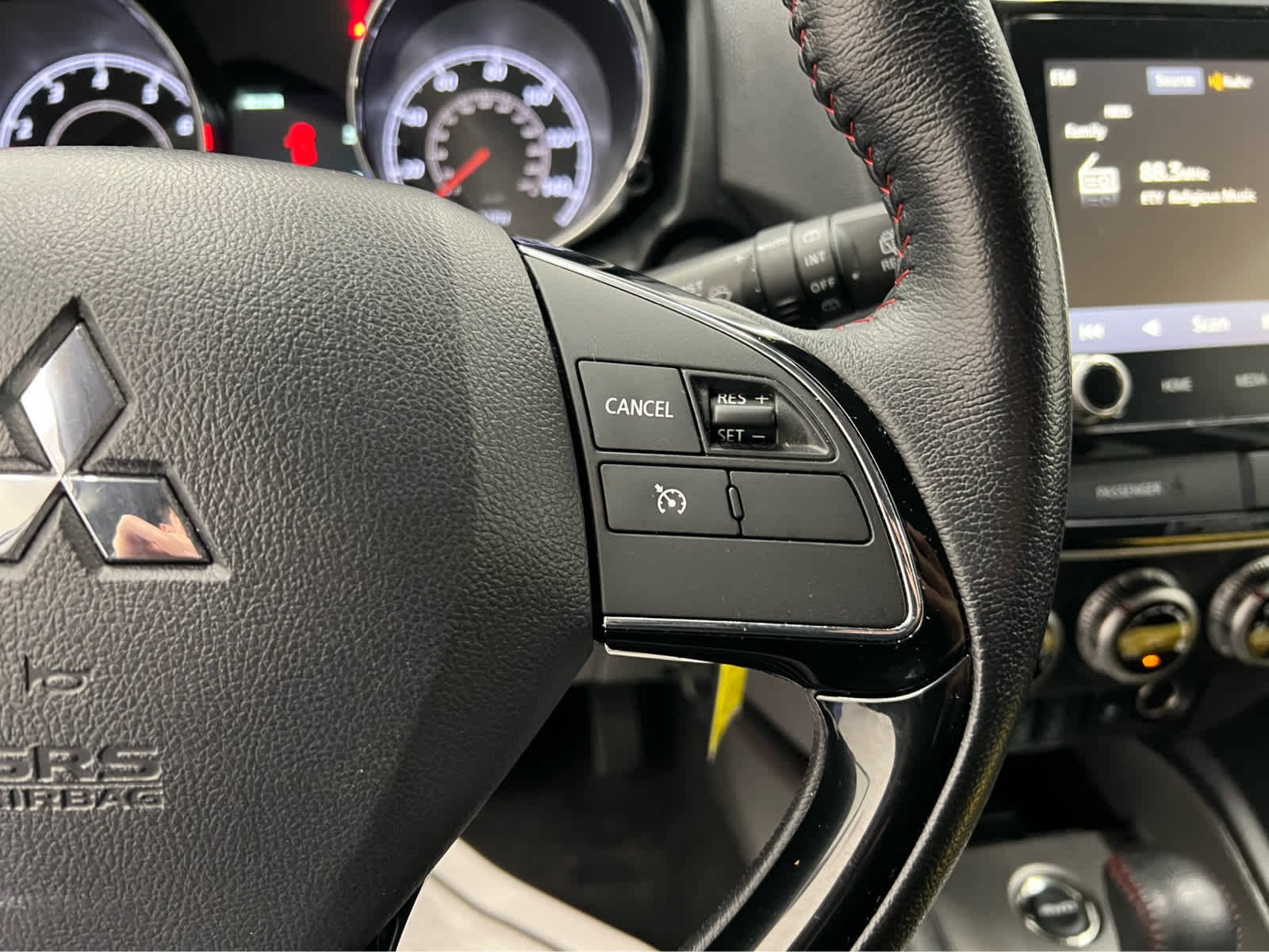 Used 2023 White Diamond Mitsubishi LE image 14