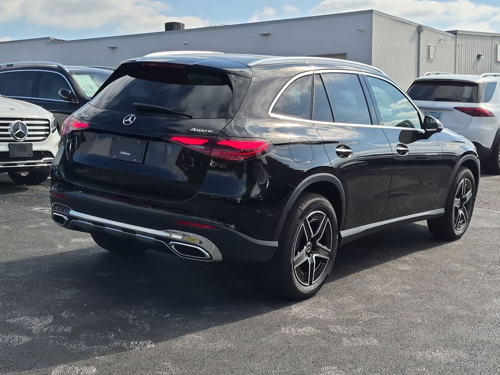 New 2027 Black Mercedes-Benz GLC300 image 2