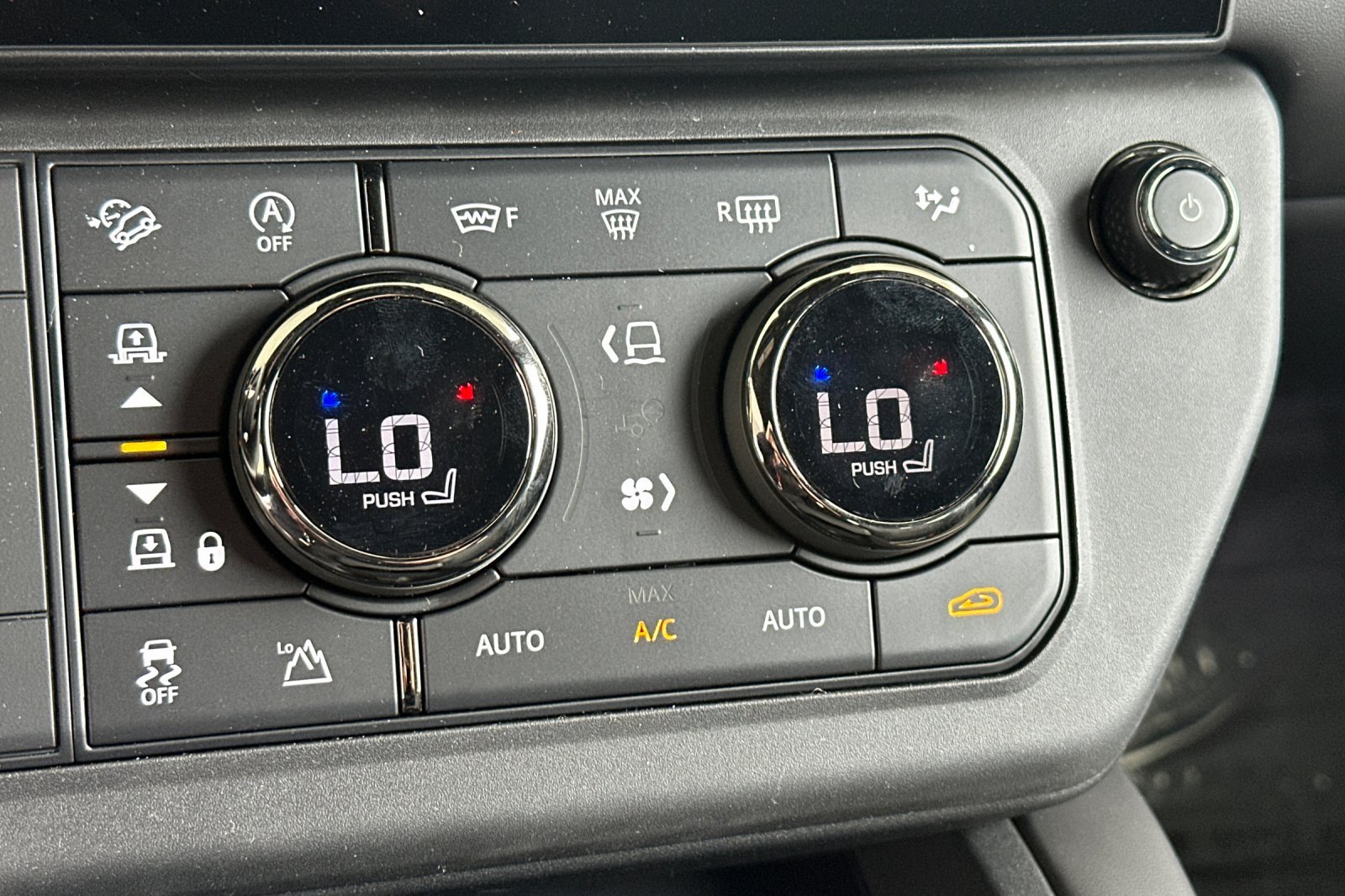 2026 Land Rover Defender OCTA - Photo 20