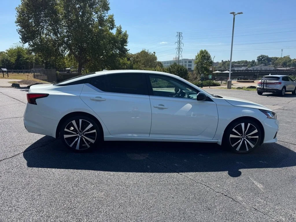 Used 2021 Qab/ White Tricoat Nissan 2.5 SR image 9