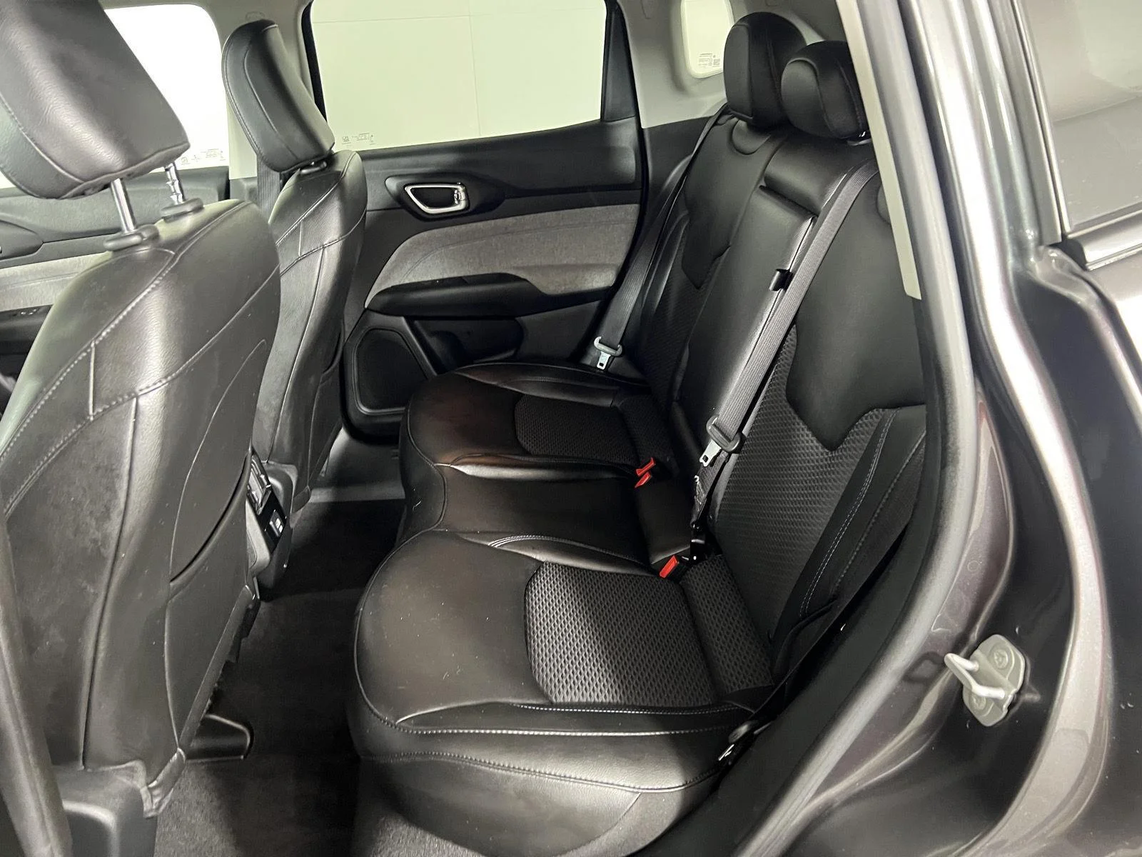 Used 2022 Granite Crystal Metallic Clearcoat Jeep Latitude image 20