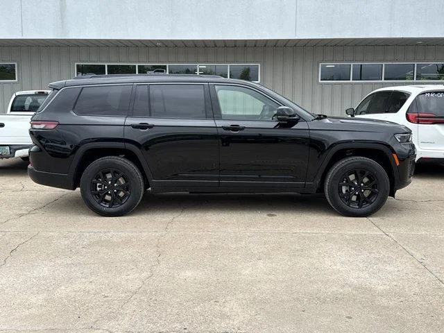 New 2026 Diamond Black Crystal Pearlcoat Jeep Altitude image 2